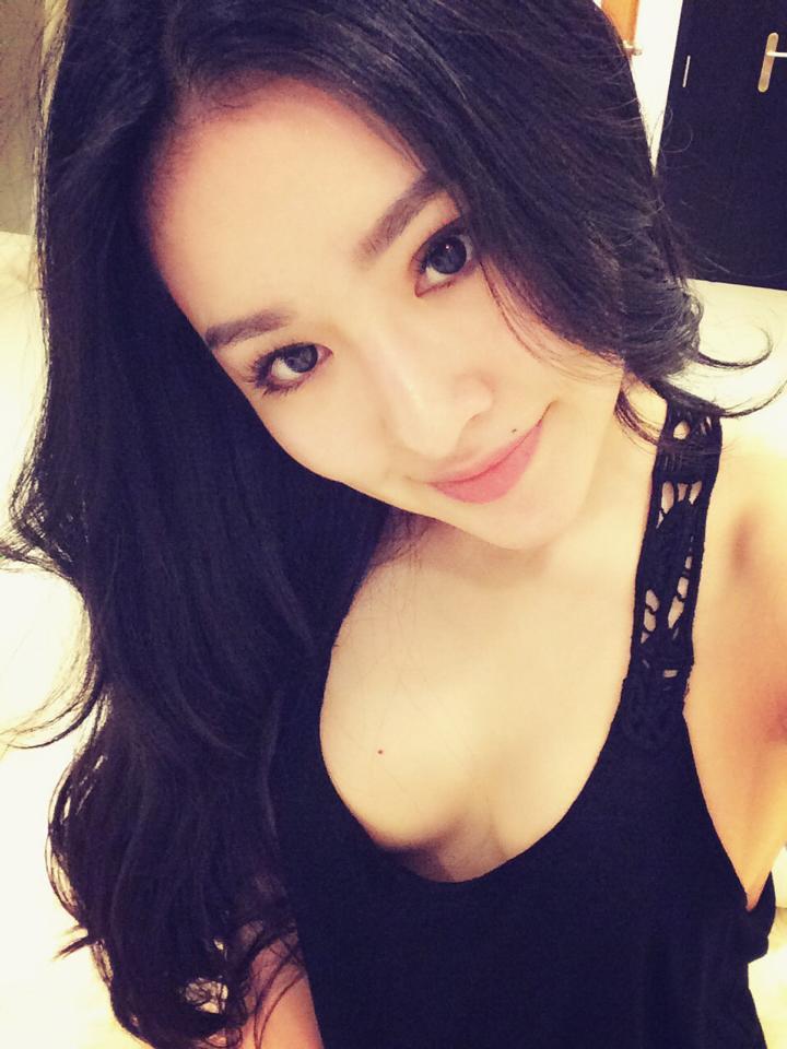美女把尿口扒开让男人舔